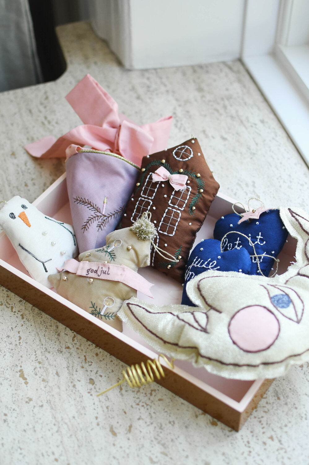 x Lisbeth Beck, stofjuleophæng m. hus - brun/multi